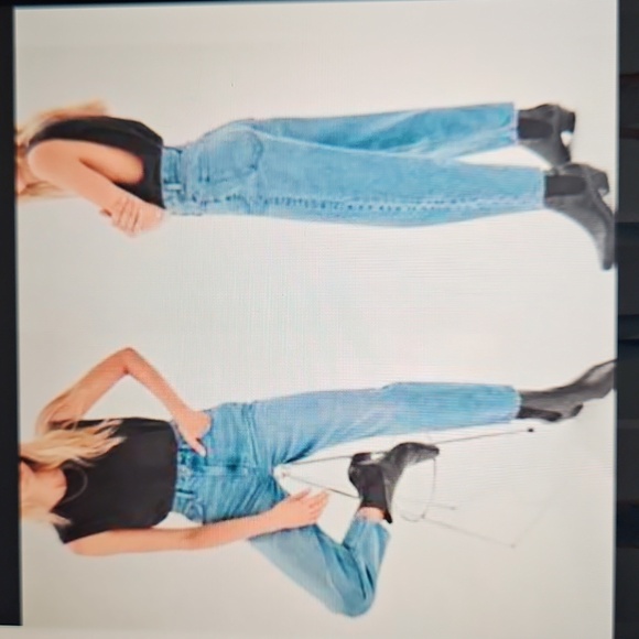 DENIM FORUM: The Gia High Rise Carrot 26L Light Wash Jeans - Picture 2 of 2